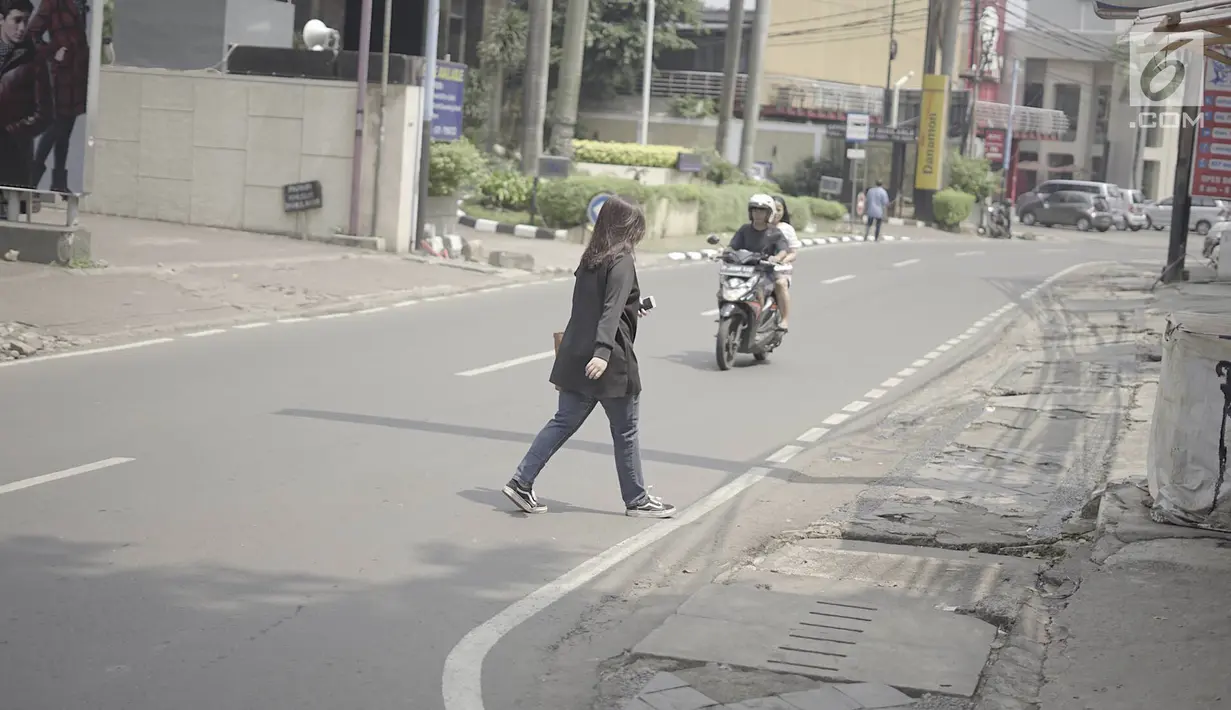 Suasana ruas jalan di kawasan Kemang, Jakarta, Minggu (12/5/2019). Rencana pembangunan fisik penataan ruang jalan atau pedestrian kawasan Kemang akan dimulai pada akhir Mei 2019 dengan tujuan menjadikan kawasan tersebut sebagai objek wisata. (Liputan6.com/Immanuel Antonius)