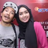 Pasangan pengantin baru, Cella Kotak menerapkan konsep santai dalam rumah tangga yang baru dibina hampir sebulan ini. Ia juga tidak mewajibkan sang istri masak setiap hari. (Galih W. Satria/Bintang.com)