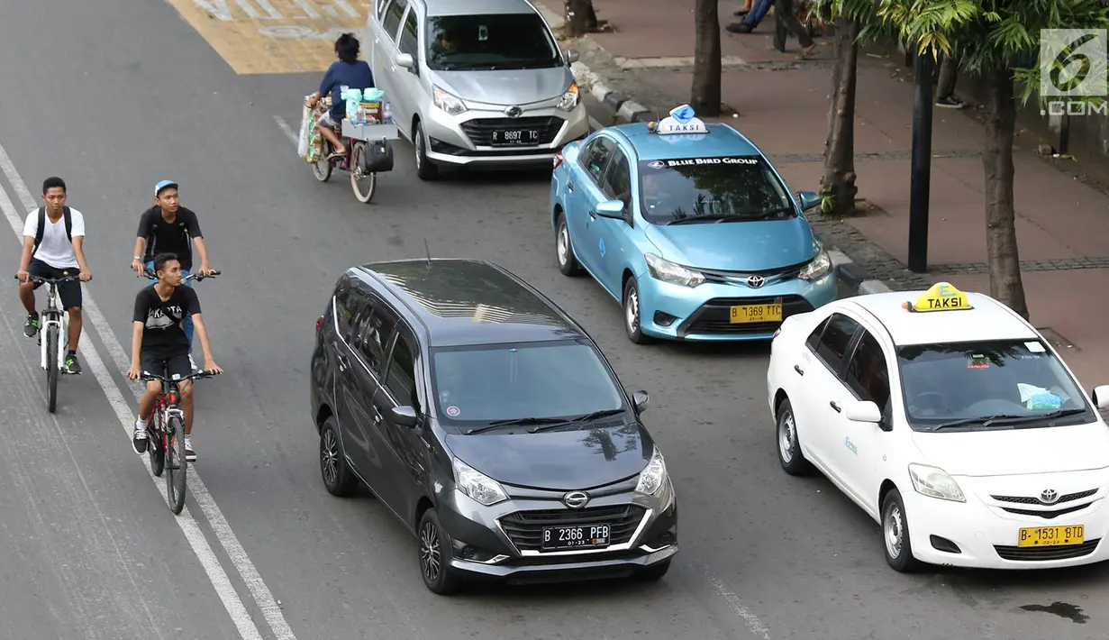 Pengendara sepeda melintasi Jalan MH Thamrin di Jakarta, Sabtu (24/2). Wakil Kepala Dishub DKI Sigit Wijatmoko mengatakan, pembenahan jalur sepeda di Jalan Sudirman-MH Thamrin terkait proyek TOD Dukuh Atas. (Liputan6.com/Immanuel Antonius)