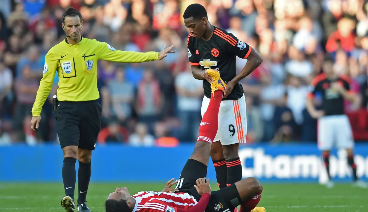 Anthony Martial membantu pemain Southampton, Virgil van Dijk dalam lanjutan Liga Premier Inggris di Stadion St. Mary, Southampton, Minggu (20/9/2015). (Action Images via Reuters/Tony O'Brien) 