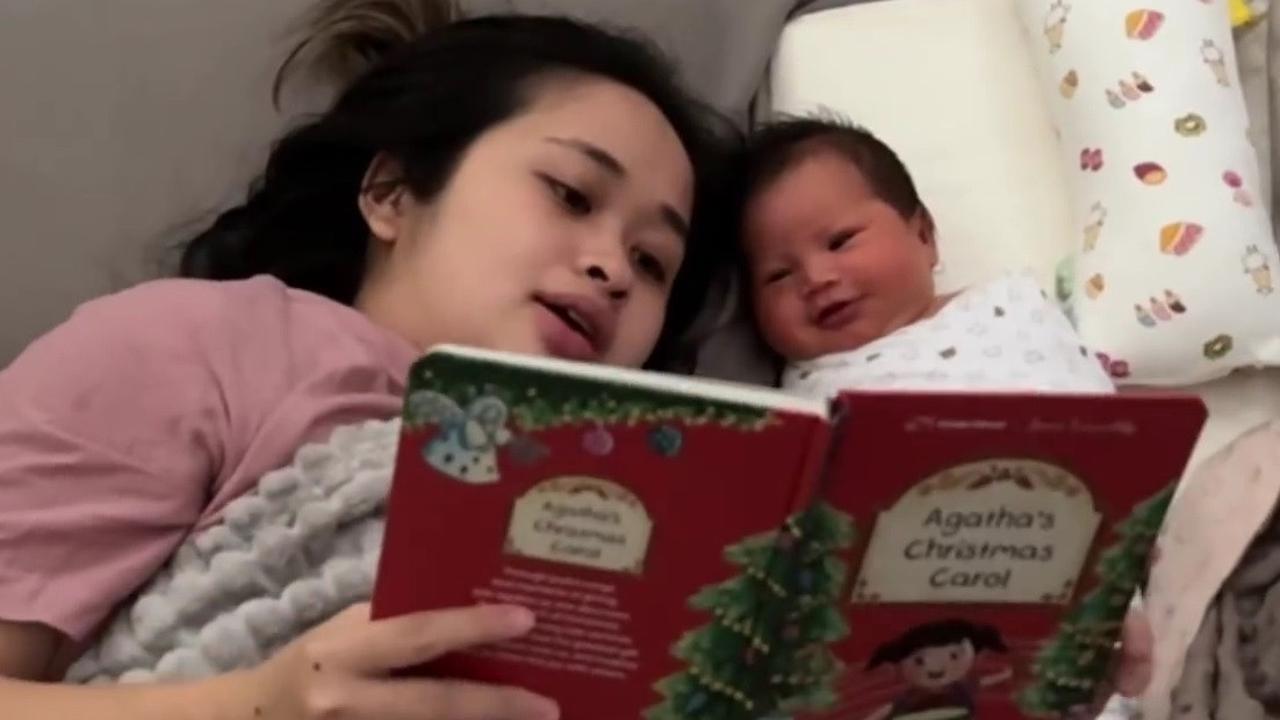 Momen Gemas Baby Agatha Menyimak Gritte Agatha saat Membacakan Buku