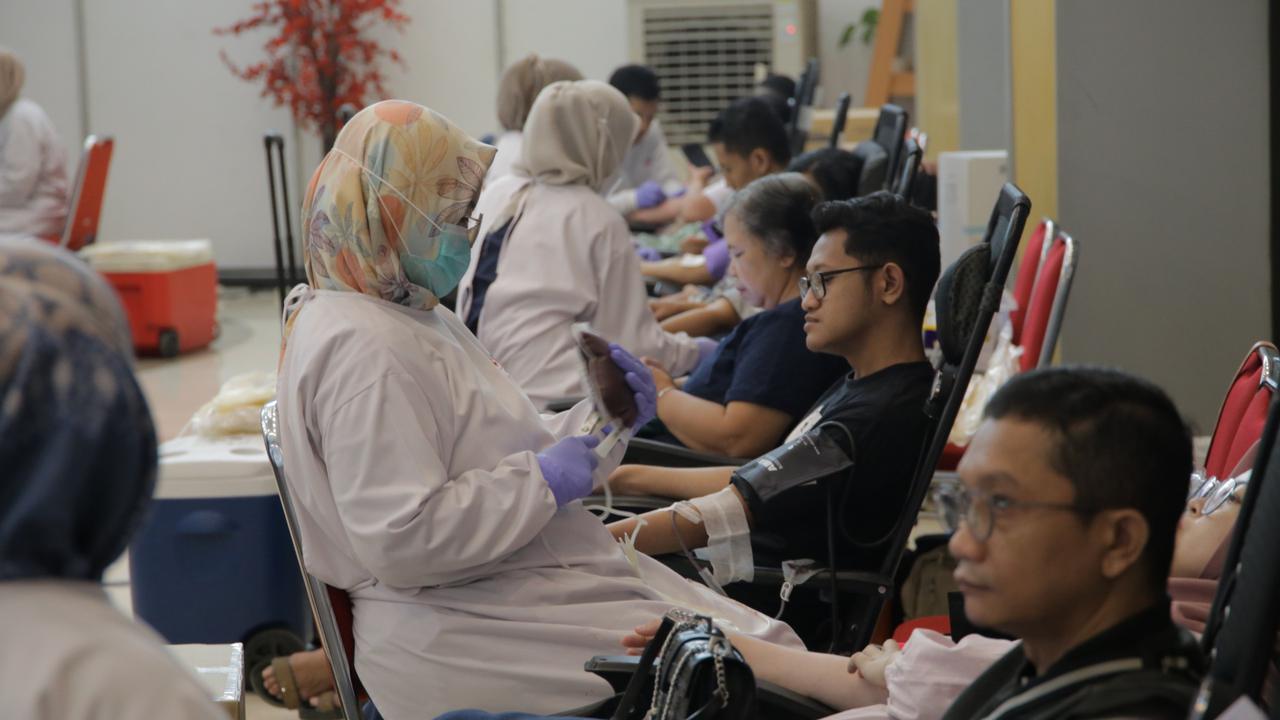 Sejumlah pasien yang menjalani vaksinasi DBD di RS RS Borromeus, pada Minggu (24/8)