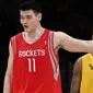 Perbandingan tinggi badan Yao Ming (kiri) dan Kobe Bryant. (Reuters)