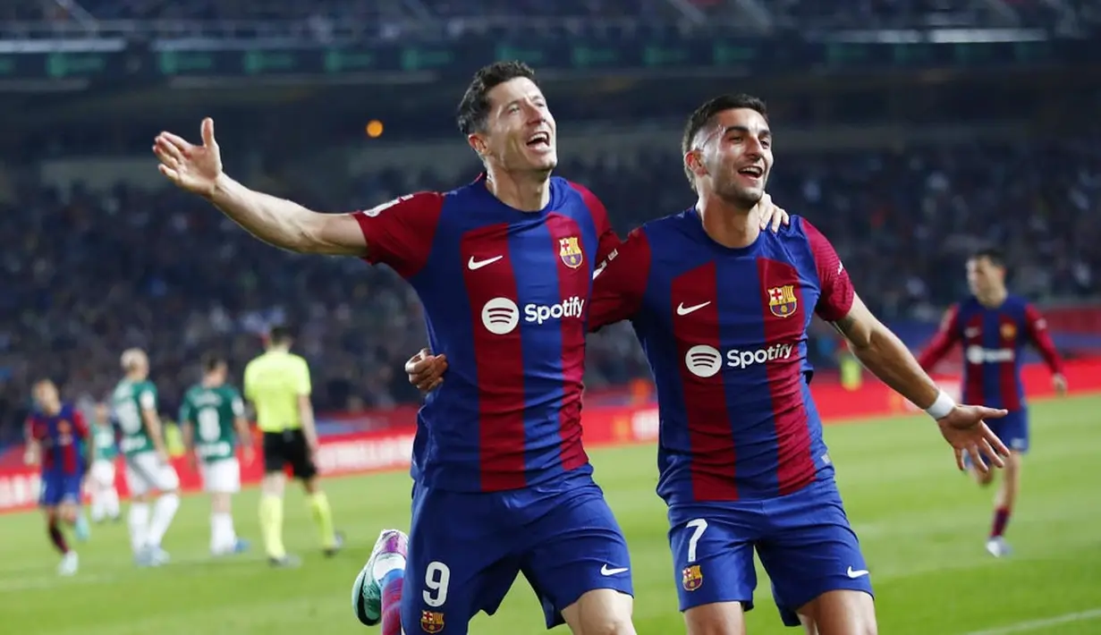 Pemain Barcelona, Robert Lewandowski, melakukan selebrasi setelah mencetak gol ke gawang Alaves pada laga pekan ke-13 La Liga 2023/2024 di Estadi Olímpic Lluís Companys, Minggu (12/11/2023). Kemenangan ini membuat Barcelona mengemas 30 angka dari 13 laga dan berada di peringkat ketiga klasemen sementara. (AP Photo/Joan Monfort)
