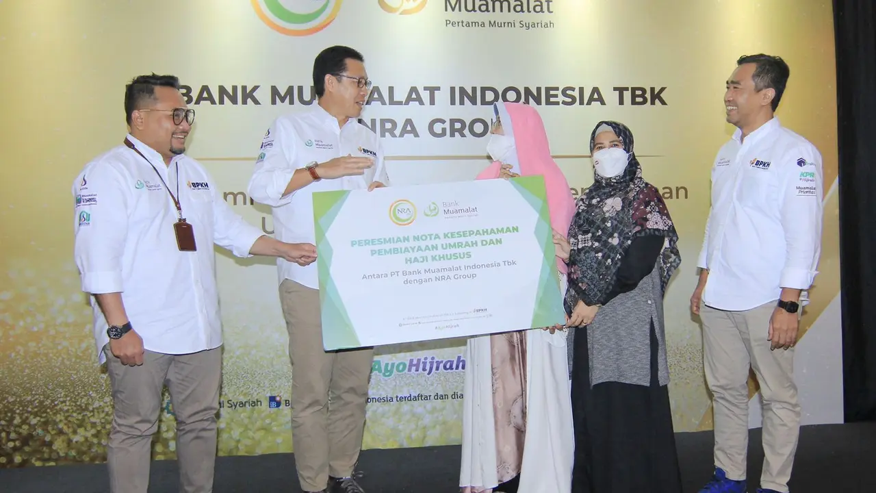 Direktur Utama PT Bank Muamalat Indonesia Tbk  Achmad K. Permana (kedua kiri) berbincang dengan Founder NRA Group Irmawati Mochtar (tengah) dalam peresmian pembiayaan haji khusus (Prohajj Plus) dan umrah kepada NRA Group di Muamalat Tower pada Kamis, (13/