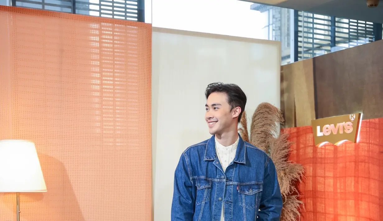 Dari tampilan profesional di kantor, hingga momen berkumpul bersama keluarga dan teman saat berbuka puasa, konsumen membutuhkan gaya yang fleksibel,
nyaman, dan tetap mencerminkan jati diri mereka. (Foto: Levi's)