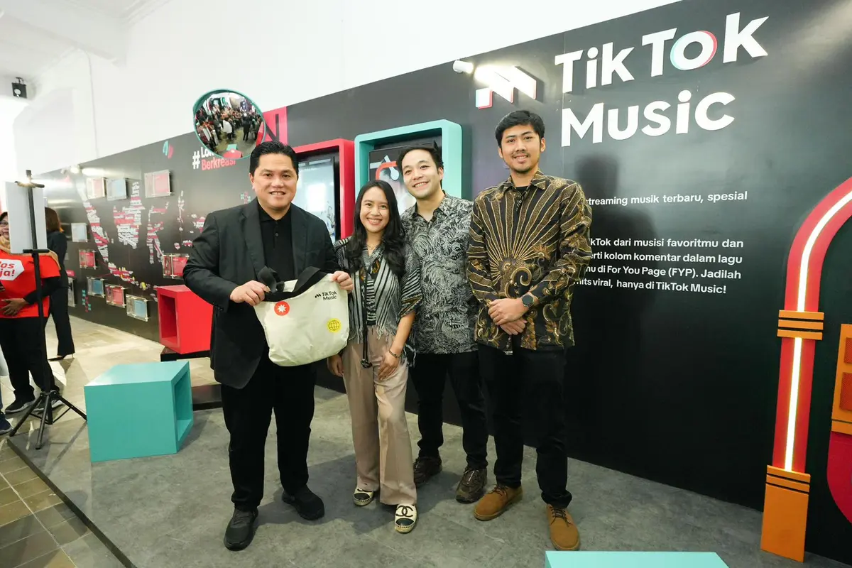 Menteri BUMN Erick Thohir pada saat meresmikan kolaborasi TikTok Indonesia dan PT Pos Indonesia dalam menghadirkan TikTok | Pos Aja! Creator House di Kantor Pos Kota Tua, Jakarta.