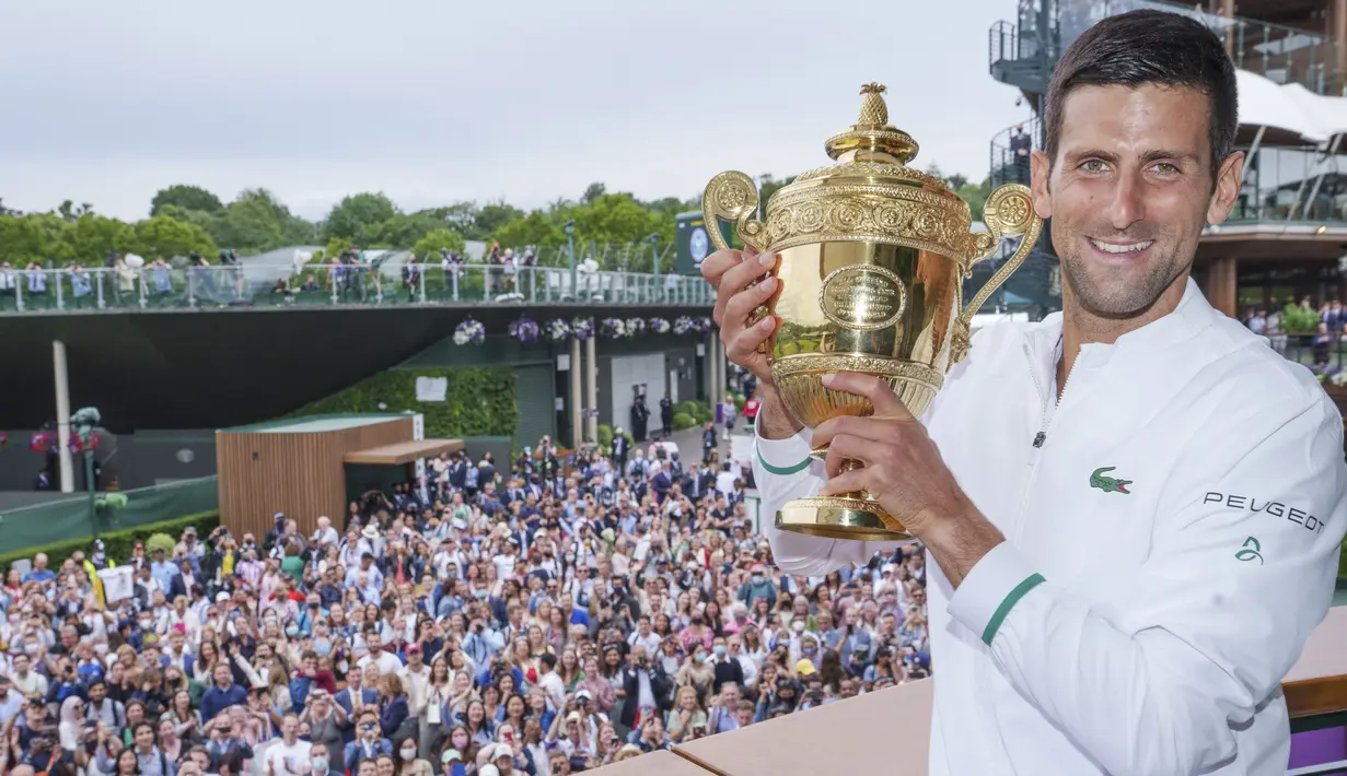 Petenis nomor satu dunia Novak Djokovic menyabet gelar juara Wimbledon 2021 setelah mengalahkan unggulan ketujuh asal Italia, Matteo Berrettini 6-7 (4), 6-4, 6-4, 6-3. (Bob Martin/Pool/AFP)