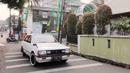 1984 Lancer SL berwarna putih menjadi koleksi mobil tua 1980an yang dimilikinya. Mobil ini memiliki kenyamanan kelas atas di masanya. (Source: YouTube/Desta Natasha Family)