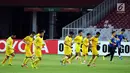 Sejumlah pemain Song Lam Nghe An berlari saat latihan resmi jelang melawan Persija pada laga penyisihan grup H Piala AFC 2018 di Stadion GBK Jakarta, Selasa (13/3). Persija akan menjamu Song Lam Nghe An, Rabu (14/3). (Liputan6.com/Helmi Fithriansyah)