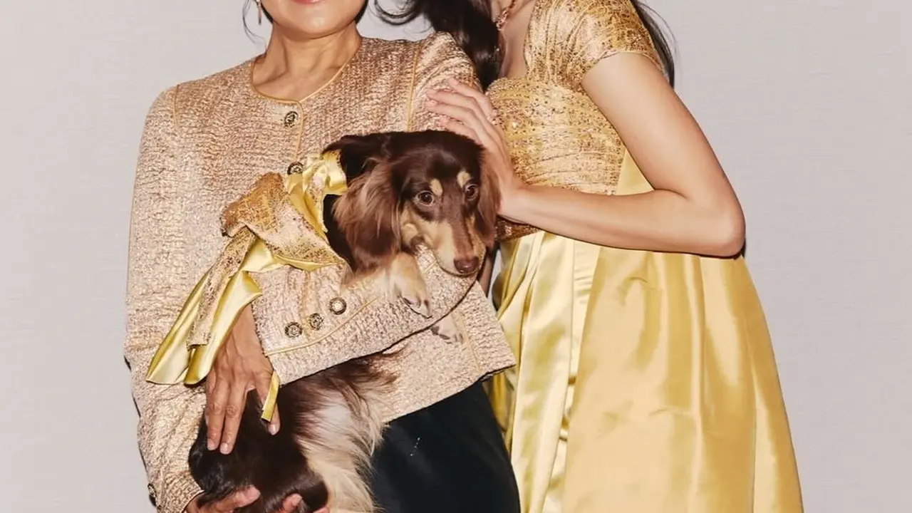 Gaya Kompak Lisa BLACKPINK Bersama Ibu dan Anjing Kesayangan dalam Balutan Gaun Emas