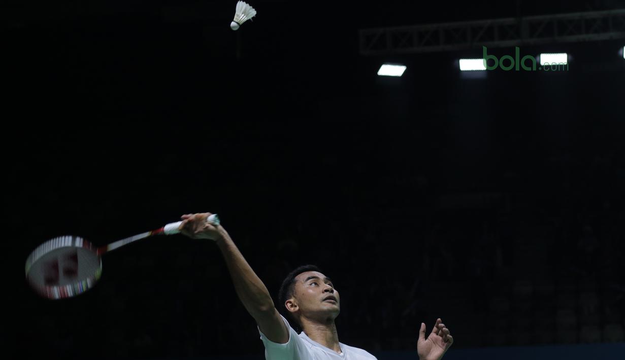 Aksi Tommy Sugiarto melepaskan smash ke arah lawannya Khosit Phetpradab pada babak pertama Indonesia Open 2018 di Istora Senayan, Jakarta, (4/6/2018). Tommy menang 20-22 21-10 21-16.  (Bola.com/Nick Hanoatubun)