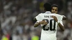 Pemain depan Real Madrid Vinicius Junior berselebrasi dengan Rodrygo setelah mencetak gol kedua timnya ke gawang Shakhtar Donetsk dalam matchday ketiga Grup F Liga Champions 2022/2023 di Santiago Bernabeu, Kamis dini hari WIB (6/10/2022). Real Madrid sukses menaklukkan tamunya Shakhtar Donetsk dengan skor 2-1. (Photo by JAVIER SORIANO / AFP)