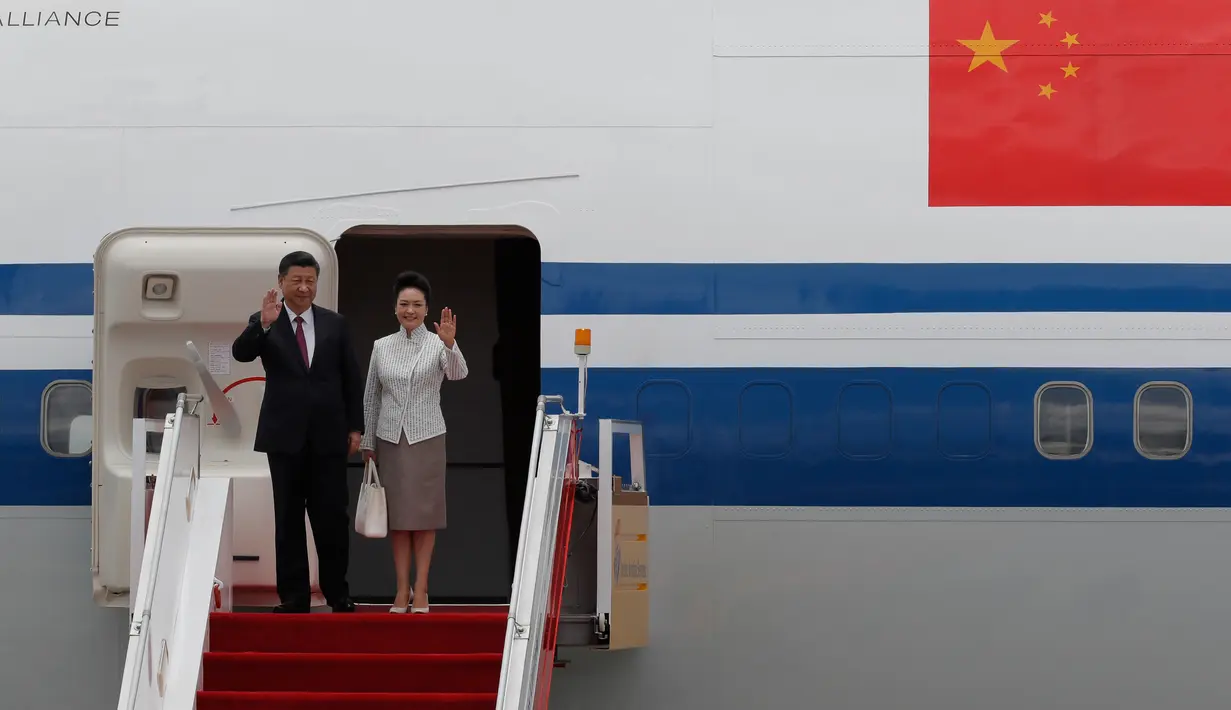 Presiden Cina Xi Jinping bersama istri, Peng Liyuan bersiap turun dari pesawat setibanya di Bandara Internasional Hong Kong, Kamis (29/6). Ini adalah kali pertamanya Xi Jinping datang ke Hong Kong sebagai orang nomor satu di Tiongkok (AP Photo/Kin Cheung)