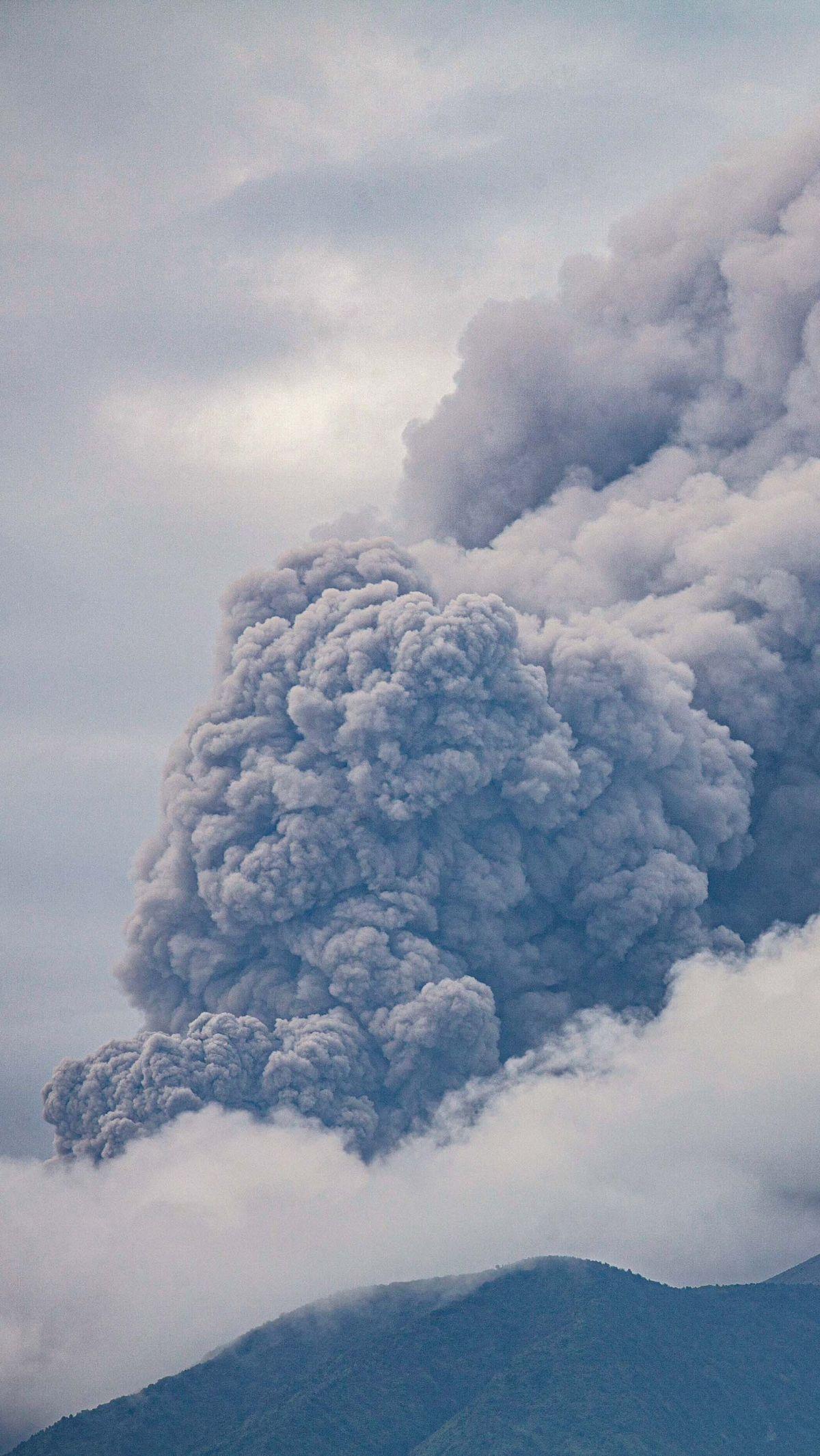 "Pagi ini kembali terjadi erupsi dengan tinggi kolom abu tidak teramati di jam 06.13 WB, 06.14 WIB, dan 06.24 WIB, dengan amplitudo maksimum 30 milimeter," kata Ahmad Rifandi dikutip ANTARA. ADI PRIMA/AFP<br style="color: rgb(85, 85, 85); font-family: Ro