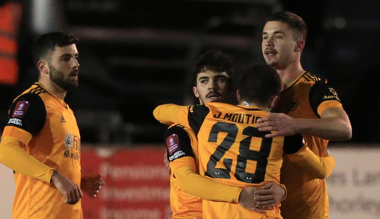 Para pemain Wolverhampton Wanderers merayakan gol yang dibuat gelandang Vitinha (tengah) ke gawang Chorley dalam laga babak keempat Piala FA 2020/21 di Victory Park Stadium, Jumat (22/1/2021). Wolverhampton menang 1-0 atas Chorley. (AFP/Lindsey Parnaby)