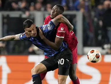 Bek Liverpool Ibrahima Konate berebut bola dengan penyerang Atalanta Gianluca Scamacca pada duel leg kedua perempat final Liga Europa 2023/2024 di Gewiss Stadium, Jumat (19/4/2024) dini hari WIB. (AP Photo/Antonio Calanni)