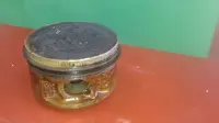 Kualitas oli yang selama ini digunakan untuk melumasi bagian mesin sepeda motor dapat dilihat melalui warna piston.