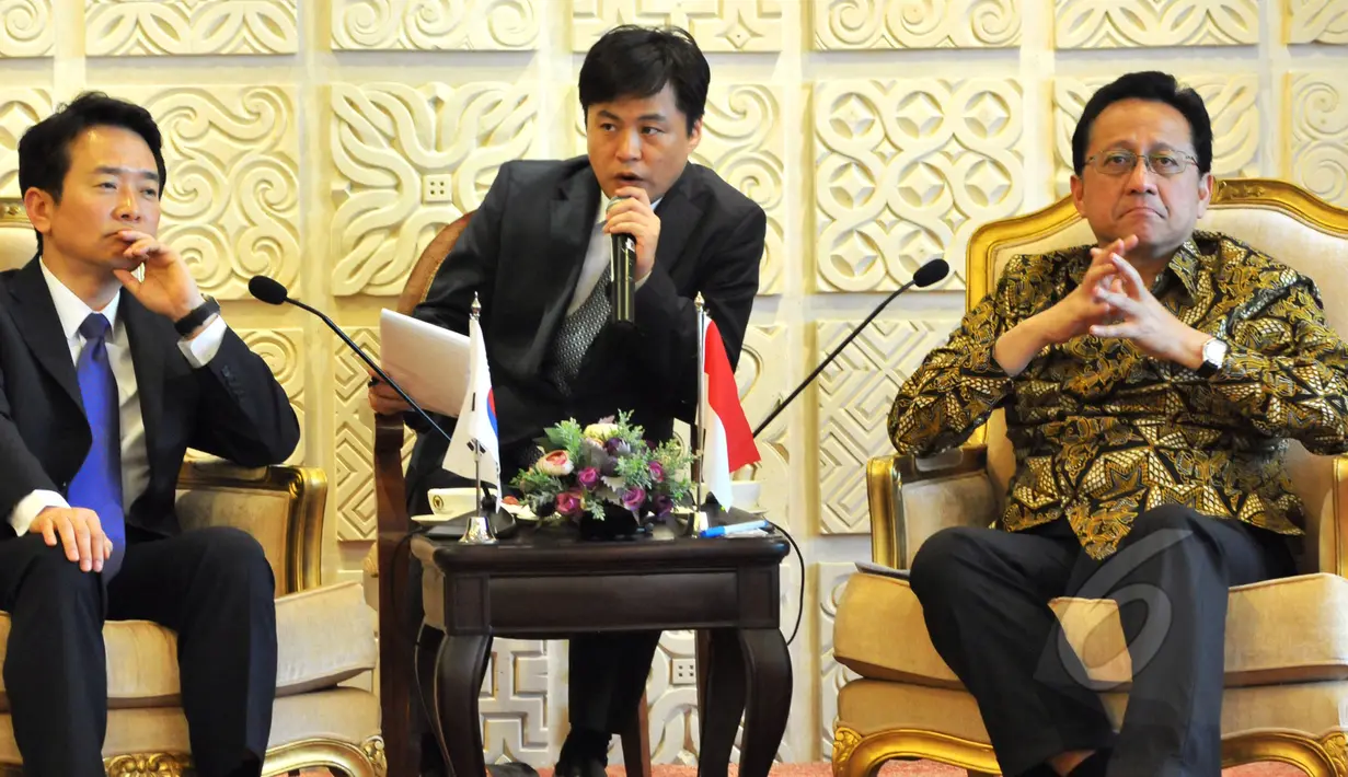 Ketua DPD RI Irman Gusman (kanan) menerima Gubenur Gyeonggi Republik Korea YM.Mr Nam Kung Pil (kiri) dan rombongan di Ruang Delegasi, Komplek Parlemen, Senayan, Jakarta, Senin (11/5/2015). (Liputan6.com/Andrian M Tunay) 