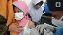 Paramedis dari Puskesmas Cinere menyuntikkan vaksin MR dan DT kepada murid kelas 1  saat kegiatan Bulan Imunisasi Anak Sekolah (BIAS) di SDI Al-Hidayah, Depok, Jawa Barat, Kamis (18/11/2021). (merdeka.com/Arie Basuki)