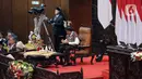 "Ini yang bolak balik saya sampaikan di setiap kesempatan. Bahwa Indonesia saat ini punya peluang besar. Untuk meraih Indonesia Emas 2045 meraih posisi jadi 5 besar kekuatan ekonomi dunia dan tidak hanya peluangnya saja. Tapi strategi untuk meraihnya sudah ada, sudah dirumuskan. Tinggal apakah kita mau memfokuskan energi kita untuk bergerak maju atau justru membuang energi kita untuk hal-hal yang tidak produktif, yang memecah belah," tambah Jokowi. (Liputan6.com/Faizal Fanani)