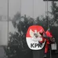 Pekerja membersihkan debu yang menempel pada tembok dan logo KPK di Gedung KPK, Jakarta, Rabu (21/11). KPK menilai rata-rata skor Indeks Penilaian Integritas 2017 di 36 kementerian dan pemerintah daerah berada di angka 66. (Merdeka.com/Dwi Narwoko)