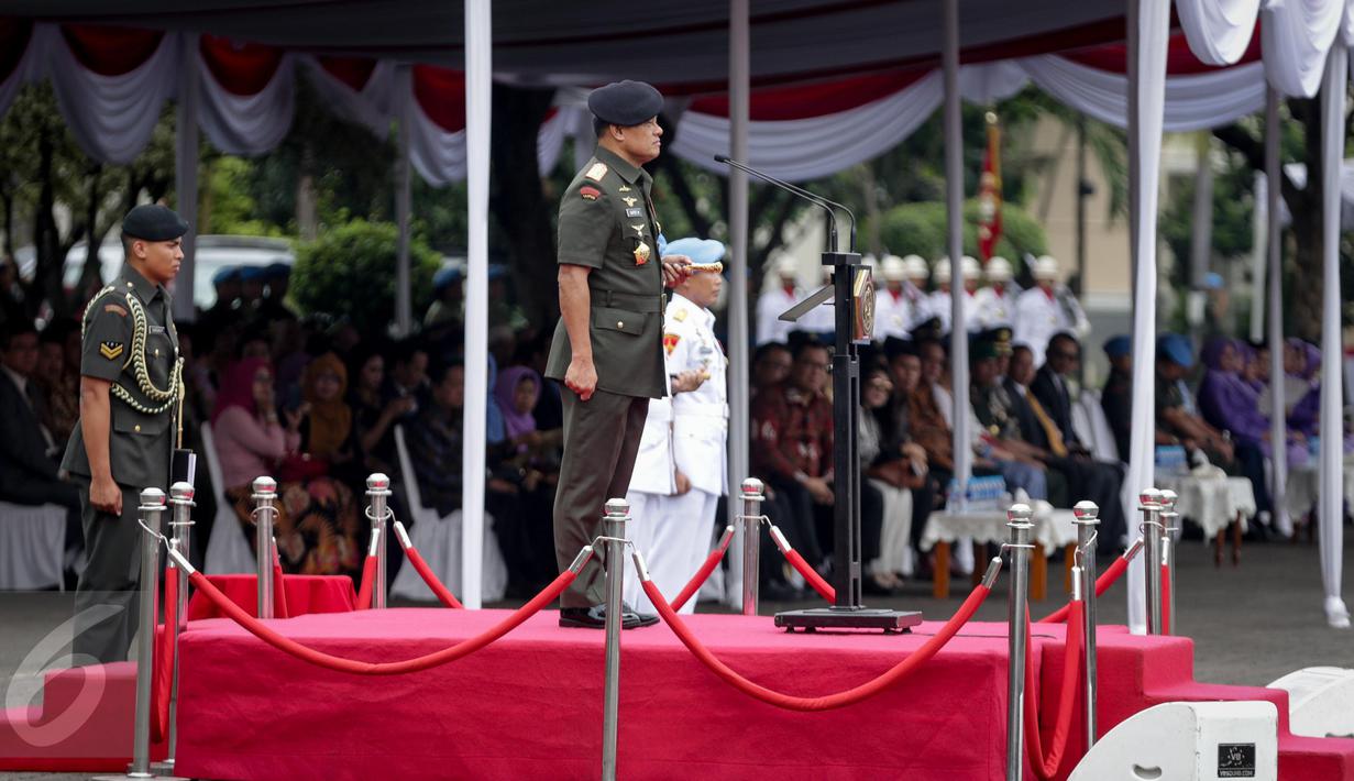 Panglima TNI Jenderal Gatot Nurmantyo memimpin upacara serah terima jabatan Brigjen TNI (Mar) Suhartono sebagai Komandan Pasukan Pengamanan Presiden (Danpaspampres) di Mako Paspampres, Jakarta, Selasa (14/3). (Liputan6.com/Faizal Fanani)