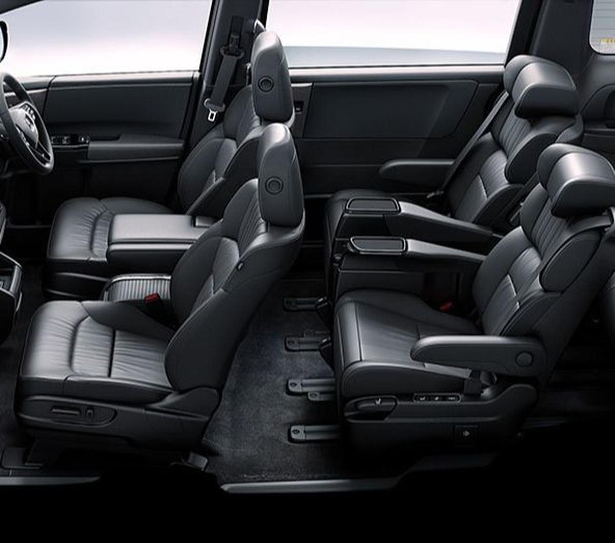 Untuk kenyamanan, ada power seat empat arah di baris kedua. Plus fungsi elektrifikasi pada ottoman dan reclining control.<br>Plus kursi berpemanas, meja tengah, sandaran tangan-meja mini,<br>dan charger USB (Type-C) di kaki sebagai standarnya.&nbsp;<br>