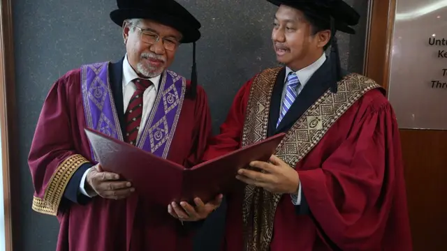 Kisah perjuangan pria 71 tahun meraih gelar doktor selama 6 tahun.
