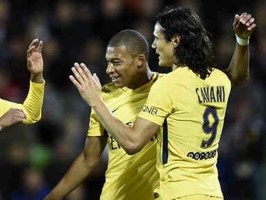 Bintang PSG, Neymar dan Edinson Cavani, merayakan gol yang dicetak Kylian Mbappe ke gawang Metz pada laga Ligue 1 Prancis di Stadion Saint-Symphorien, Moselle, Jumat (8/9/2017). Metz kalah 1-5 dari PSG. (AFP/Jean-Christphe Verhaegen)