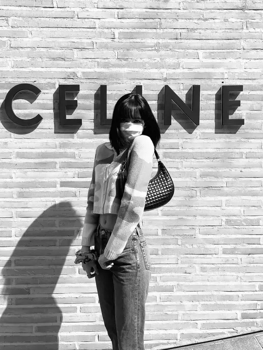 Kembali dengan foto hitam putih, menampilkan Lisa berpose di depan tembok bertuliskan Celine. Dengan cropped jacket yang dipadu dengan celana jeans, penampilan kasual Lisa ini bisa jadi inspirasi. Kamu tinggal menambahkan sentuhan handbag dan kamu siap pergi. Foto: Instagram.