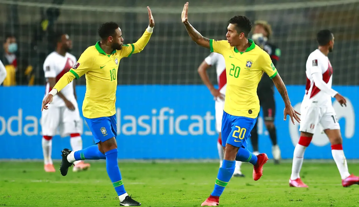 Pemain Brasil Neymar (kiri) dan Roberto Firmino merayakan gol Richarlison ke gawang Peru pada pertandingan kualifikasi Piala Dunia 2022 di National Stadium, Lima, Peru, Selasa (13/10/2020). Brasil menang 4-2 dengan lewat hattrick dari Neymar. (Daniel Apuy, Pool via AP)