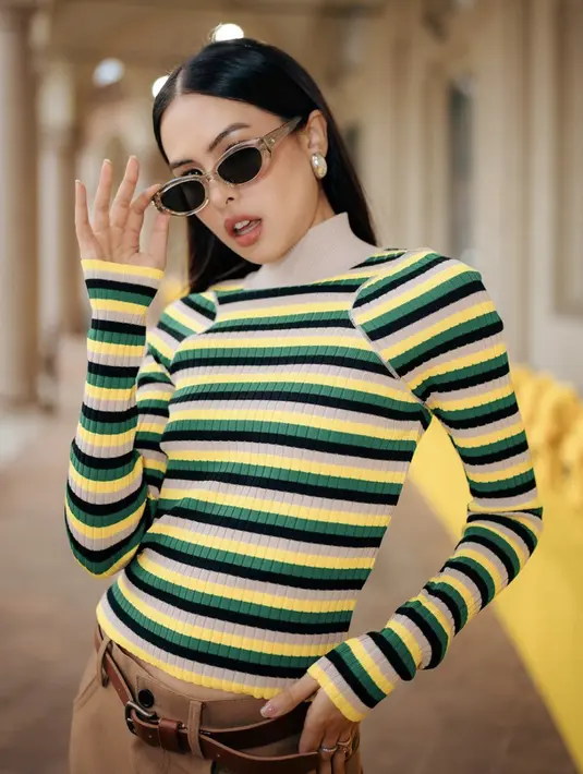 Tampilan Maudy begitu playful dengan baju bernuansa vibrant disertai kacamata hitam dengan gaya khas retro.  [Foto: Instagram/ Maudy Ayunda]