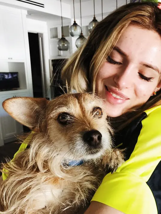 Bella Thorne foto bersama anjing. Nggak selalu tampil nyentrik, Bella Thorne pun cantik dengan gaya seperti ini! (instagram/bellathorne)
