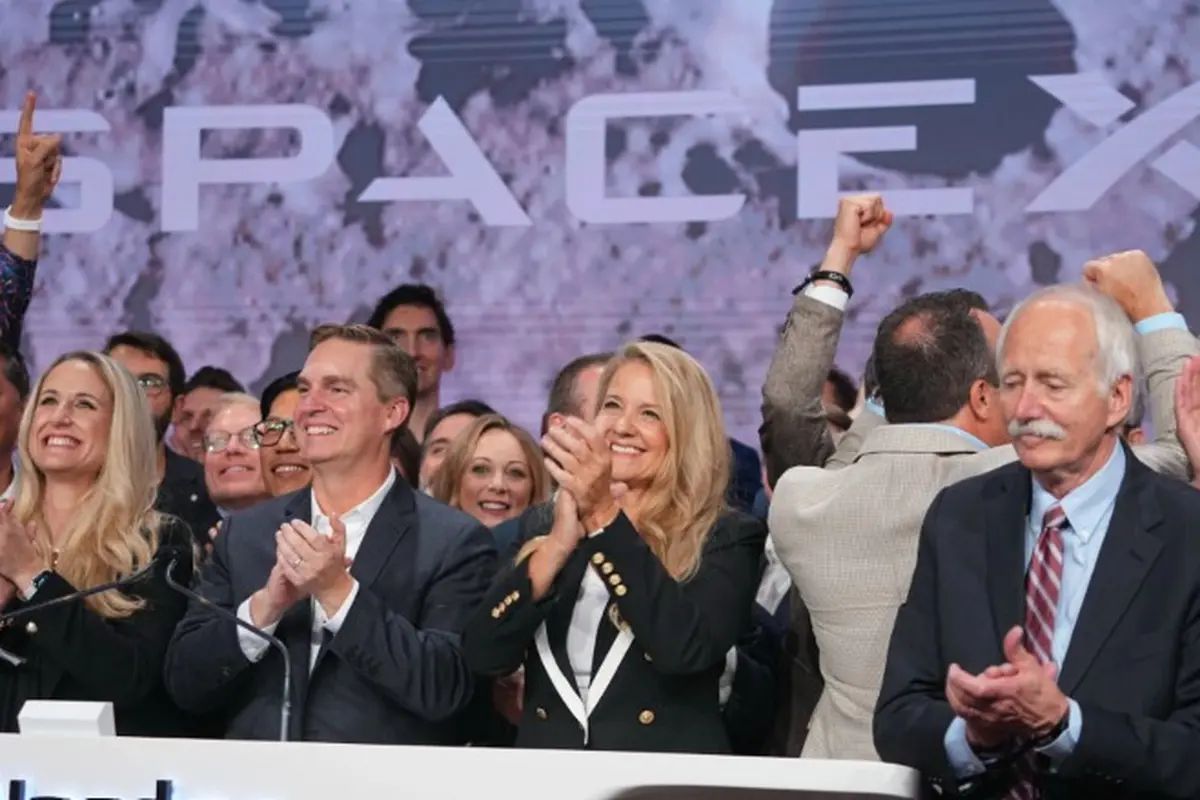 Seremoni perdagangan perdana saham SpaceX di Nasdaq, Jumat, (12/6/2026). (Foto: AP/Frank Franklin II)