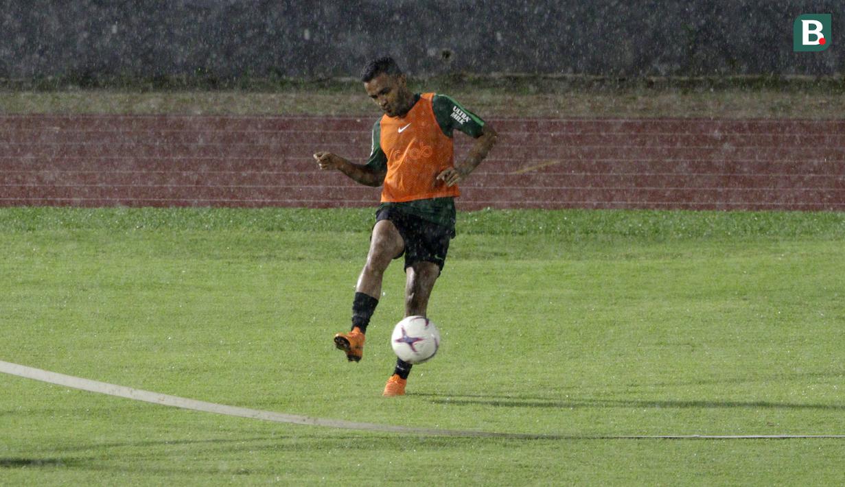 Pemain Timnas Indonesia, Rizky Pora, mengirim umpan saat latihan di Stadion Madya Senayan, Jakarta, Selasa (22/11). Latihan ini persiapan jelang laga Piala AFF 2018 melawan Filipina. (Bola.com/Yoppy Renato)