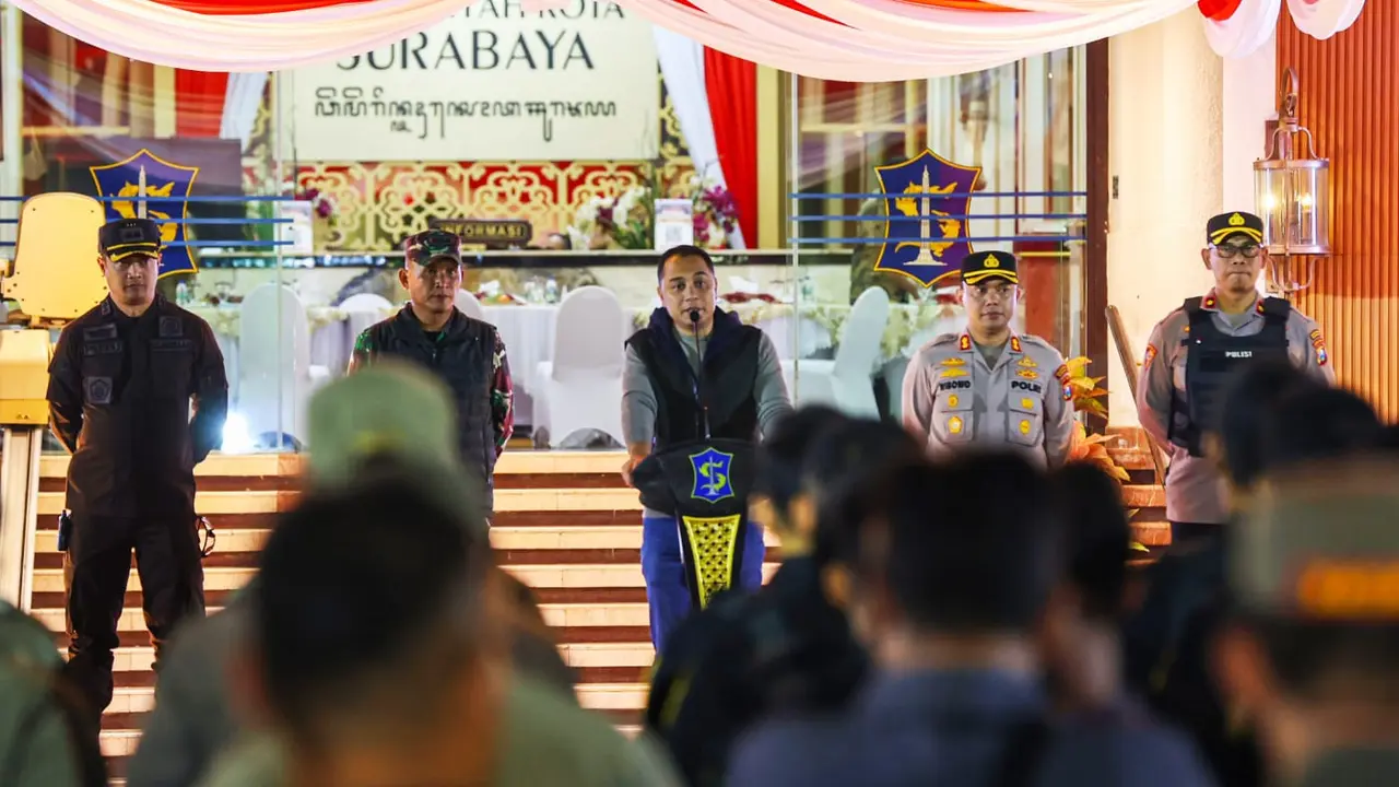 Wali Kota Surabaya, Eri Cahyadi (memakai rompi hitam) saat patroli gabungan bersama Forum Koordinasi Pimpinan Daerah (Forkopimda) pada Sabtu (6/9/2025) malam.