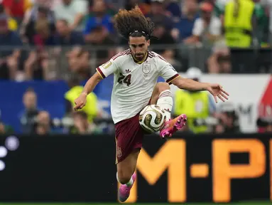 Pemain Spanyol Spanyol mengontrol bola selama pertandingan semifinal Piala Dunia antara Prancis dan Spanyol di Arlington, Texas, dekat Dallas, Selasa, 14 Juli 2026. (AP Photo/Abbie Parr)