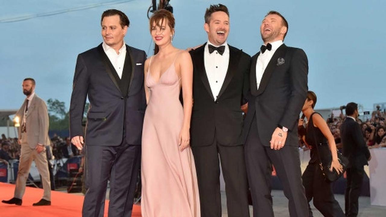 Tampil seksi tanpa bra, Dakota Johnson pamer tato burung