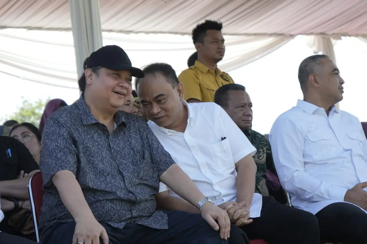 Ketua Umum Kelompok Relawan Pro Jokowi (Projo) Budi Arie Setiadi bersama Ketua Umum Partai Golkar Airlangga Hartarto (Istimewa)
