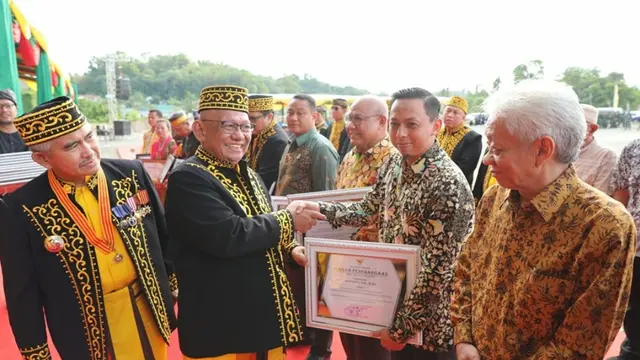 Wali Kota Khairul Berikan 63 Penghargaan dan Tandatangani 18 Prasasti
