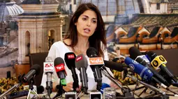 Wali Kota Roma yang baru terpilih, Virginia Raggi saat menggelar konferensi pers di Italia, Senin (20/6). Virginia Raggi merupakan salah satu bintang partai 5SM, partai anti-kemapanan yang didirikan seorang komedian Beppe Grillo. (REUTERS/Remo Casilli)