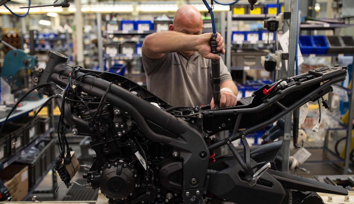 Pekerja  merakit sepeda motor Triumph di jalur perakitan di pabrik Triumph Motorcycles di Hinckley, Inggris (2/10). Pada tahun 1902 Triumph berkembang memproduksi sepeda motor pertama, Triumph 1. (AFP Photo/Oli Scarff)