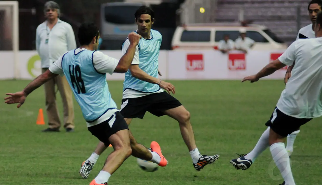 Mantan penyerang Timnas Portugal, Nuno Gomes (tengah) terlihat berlatih bersama tim  Football Legends di Stadion GBK Jakarta, (6/6/2014). (Liputan6.com/Helmi Fithriansyah)