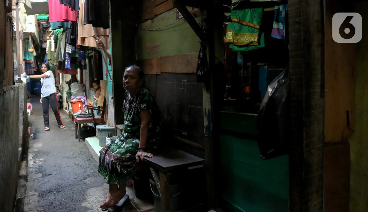 Warga saat berada di sekitar kediamannya, kawasan permukiman padat penduduk, Tambora, Jakarta, Kamis (22/5/2025). (Liputan6.com/Herman Zakharia)