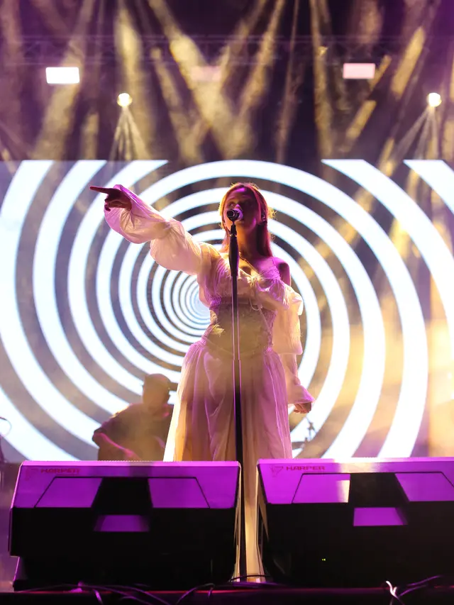 Nadin Amizah di panggung KapanLagi Buka Bareng BRI Festival 2024. [Foto: Adrian Putra/Fimela]