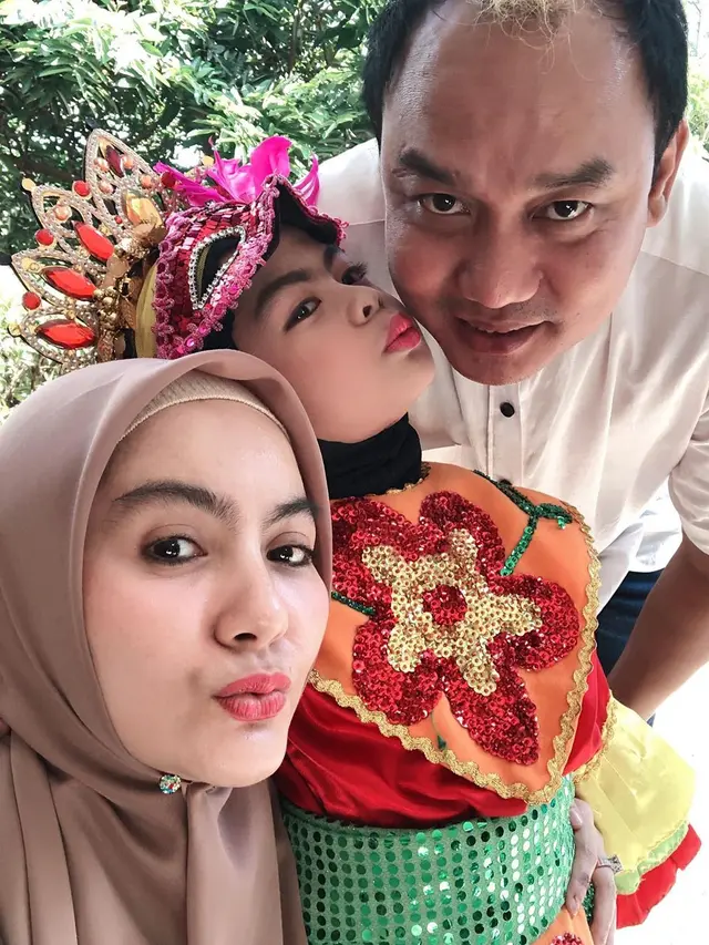 Jarang Terekspos, Ini 6 Momen Kebersamaan Azis Gagap dan Istri Kedua
