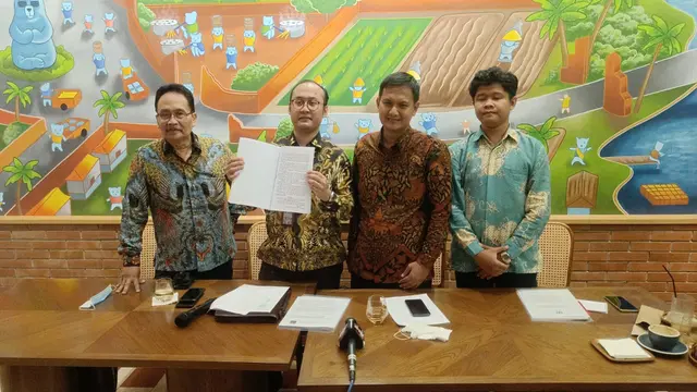 Pengacara dari Lombok TV, Gede Aditya Pratama (tengah kaca mata) (Istimewa)