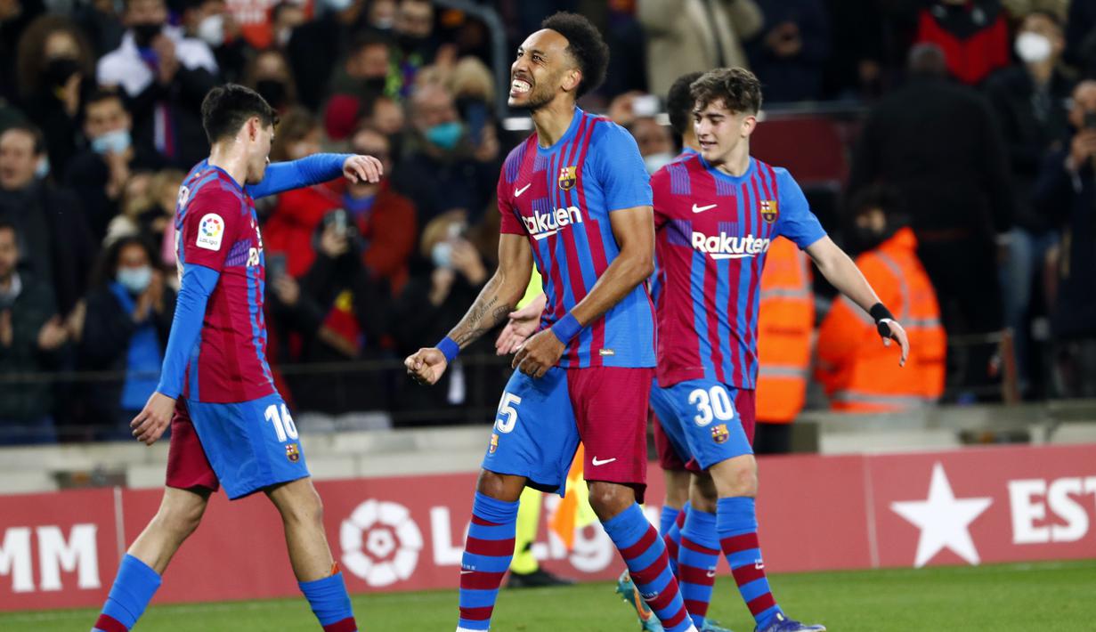 Penyerang Barcelona, Pierre-Emerick Aubameyang berselebrasi usai mencetak gol ke gawang Athletic Bilbao selama pertandingan lanjutan La Liga Spanyol di di stadion Camp Nou di Barcelona, Spanyol, Senin (28/2/2022). Barcelona menang telak atas Atletico Bilbao 4-0. (AP Photo/Joan Monfort)
