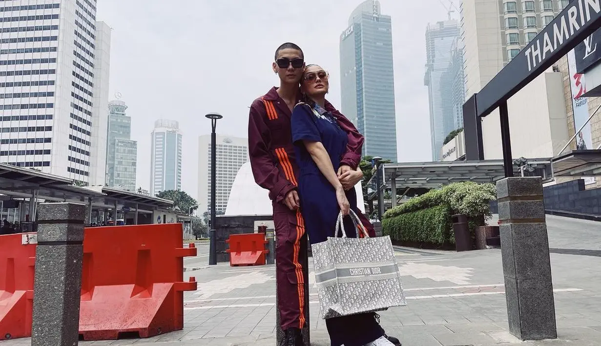 Mereka juga tampil twinning dengan jumpsuit di musik video Agnez Mo F Yo Love Song (Foto: Instagram @agnezmo)